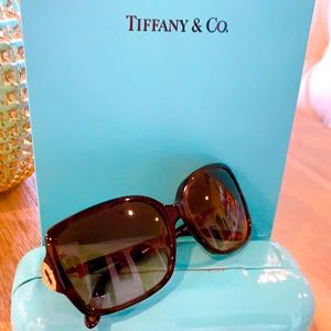 Tiffany & Co.
Brown turtoise KeyLock Crystal Jewel Victoria Diamond Sunglasses